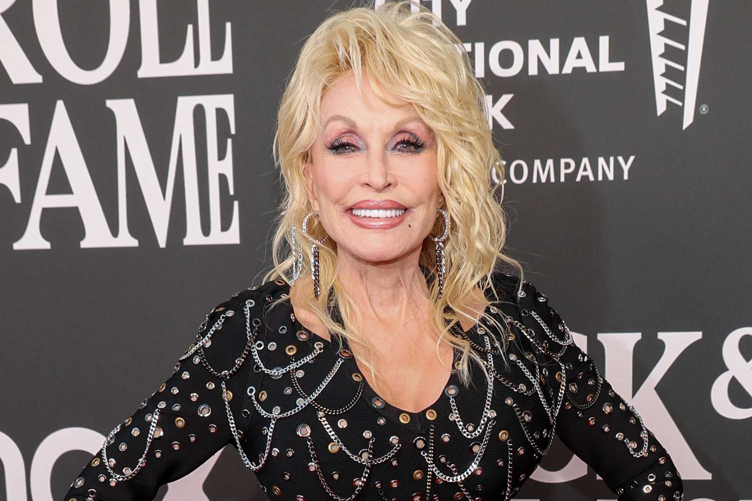 Muere Dolly Parton, reina de la música country y activista humanitaria, a los 80 años